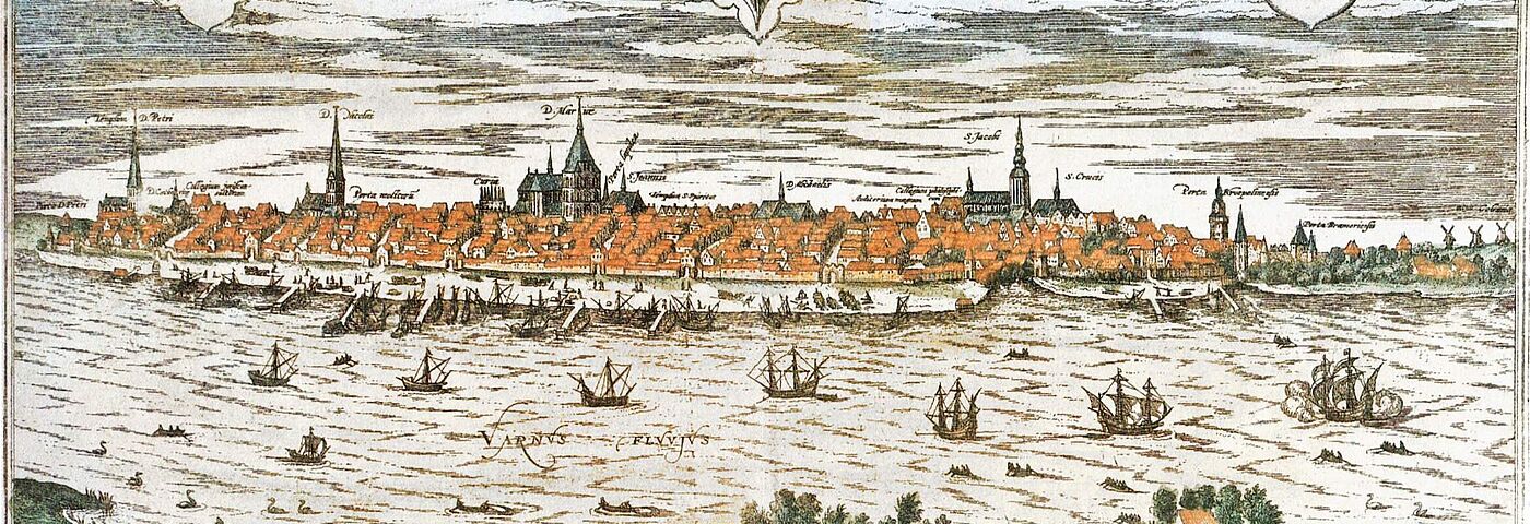 Panorama Rostock Franz Hogenberg 1597 Blick von Norden über die Warnow auf die Stadt Rostock: Links die Altstadt mit der Petrikirche und der Nikolaikirche, im Zentrum die Marienkirche, rechts die Neustadt mit der Jakobikirche. Kolorierter Kupferstich von Frans Hogenberg (1597)